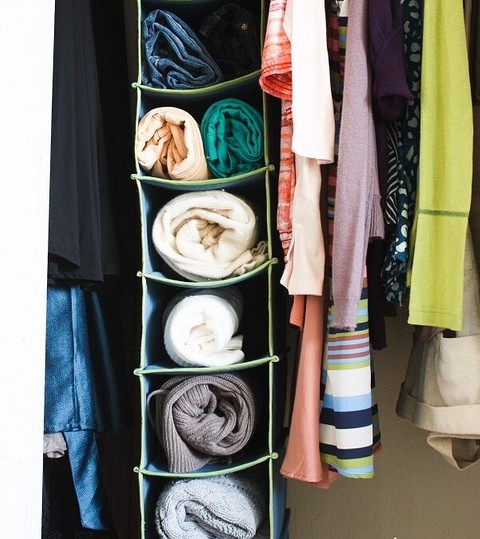 Как вариант хранения на мягких полках — скрученные в рулоны вещи. Таким образом можно хранить не только домашний текстиль (полотенца или постельное белье), но и джинсы, и не мнущийся трик...