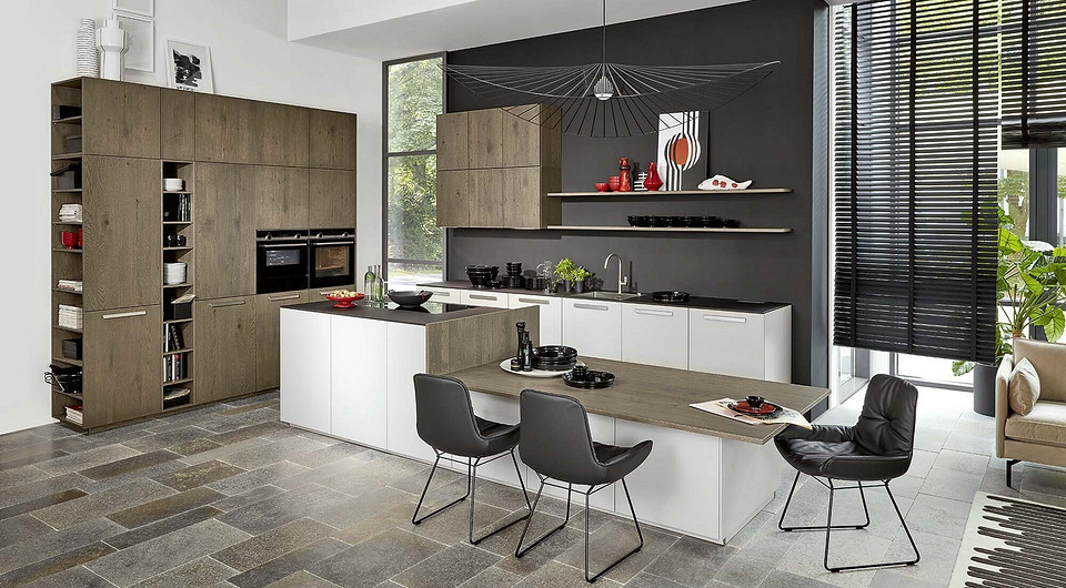 Открытая кухня теряет свою изначальную функцию помещения для приготовления пищи и превращается в место отдыха. Без преувеличения кухню можно назвать сценой, на которой творится настроение...