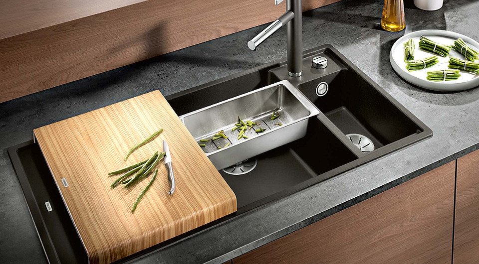 Оснащённая аксессуа­рами мойка превращается в удобную рабочую зону у воды