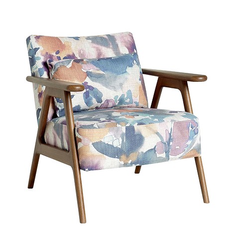 Кресло Hendricks в обивке со слегка размытым цветочным паттерном в пастельных тонах.