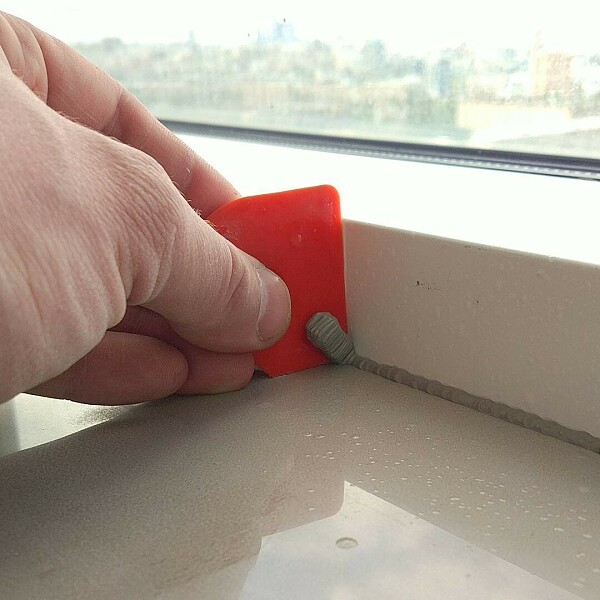 Чтобы убрать герметик и не повредить поверхность можно использовать мягкий пластмассовый шпатель. Еще один отличный инструмент - ненужная банковская карта
