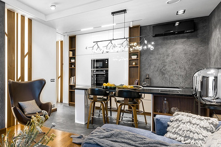 Функциональный современный интерьер с лесными мотивами