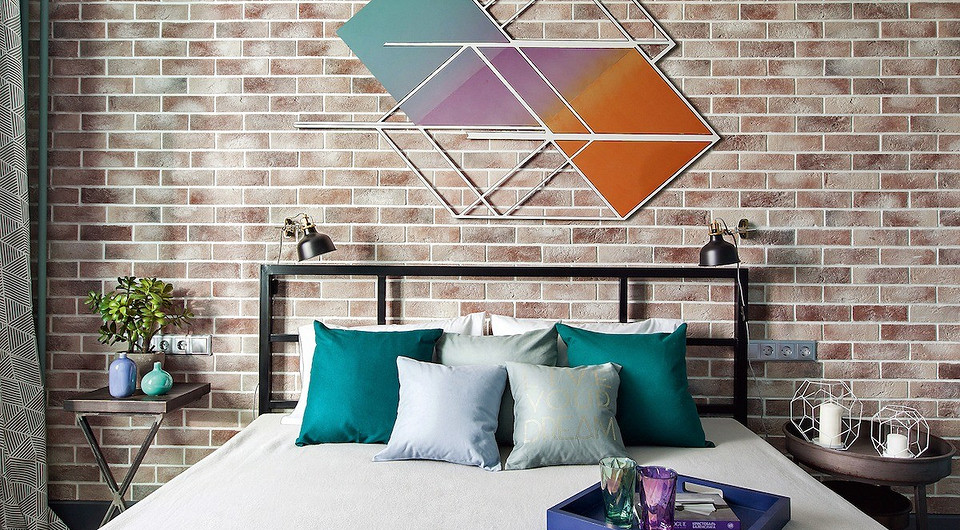 Стену за изголовьем кровати отделали клинкерным кирпичом нестандартного оттенка и украсили панно, выпол­ненным художницей Ириной Маркман из MDF и акрила. Вместо тумбочек кровать фланкирую...