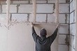 Как штукатурить стены своими руками: инструкция для новичков