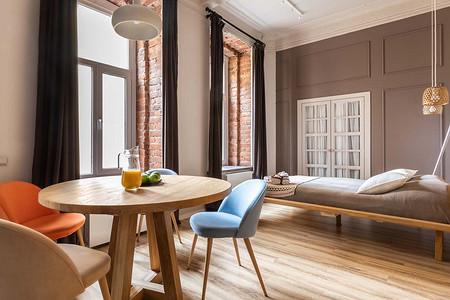 Стильный лофт на месте старой коммуналки: квартира с изразцовой печью и оригинальной кирпичной кладкой