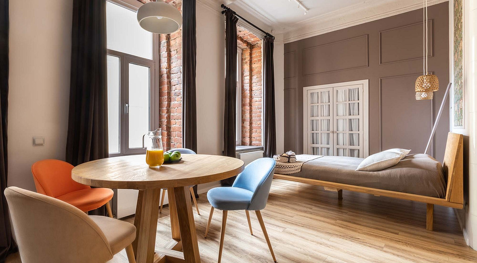 Стильный лофт на месте старой коммуналки: квартира с изразцовой печью и оригинальной кирпичной кладкой