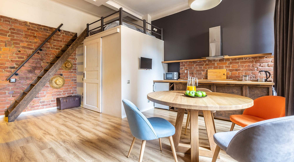 Благодаря устройству второго функционального уровня с небольшим, но уютным спальным местом удалось не загромождать пространство предметами мебели, сохранив ощущение простора и воздуха