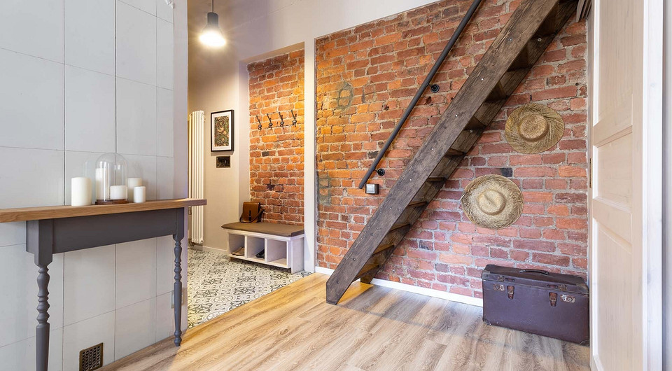 Авторы признались, что сложнее всего было определиться с дизайном лестницы и перил, сделать так, чтобы конструкция не заняла половину квартиры. В итоге лучше всего подошёл вариант из дере...