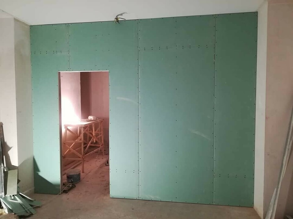 Как укрепить стену из гипсолита между комнатами