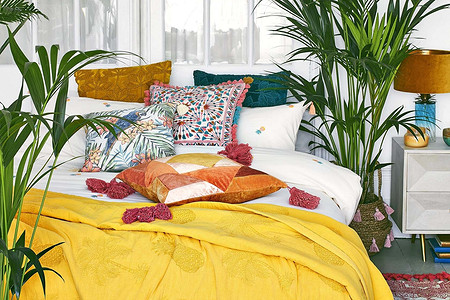 15 модных и ярких предметов интерьера с бахромой