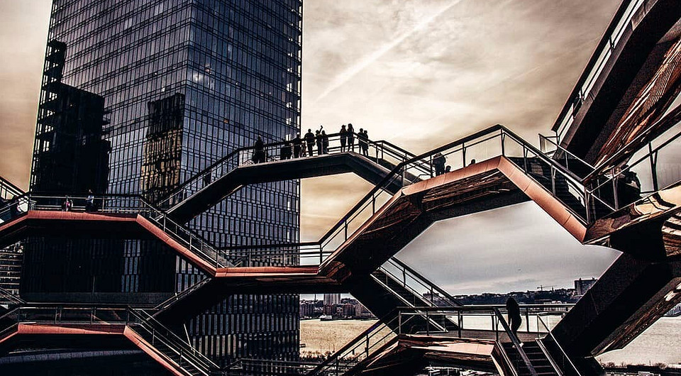 В Нью-Йорке открыли бесконечную смотровую площадку в виде улья В Нью-Йорке открыли бесконечную смотровую площадку в виде улья