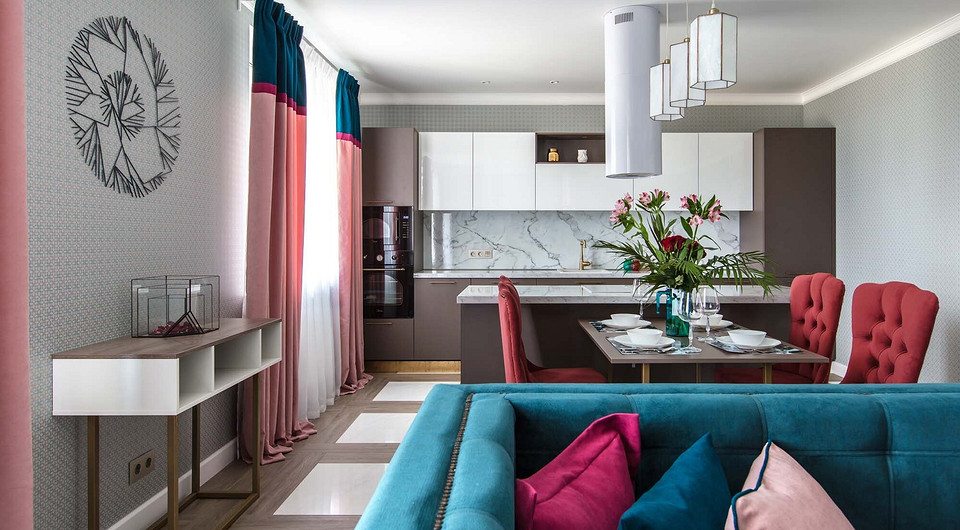 Соседство многочисленных цветовых оттенков в одном помещении — мебельной обивки, текстиля, обоев (в студии и спальне соседствуют по два вида рисунка и расцветки) — потребовало внимательно...