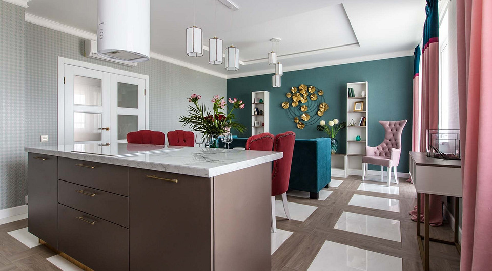 Высокий кухонный остров со встроенной варочной поверхностью отделяет кухню от нарядной столовой. Под столешницей предусмотрены объёмные места для хранения