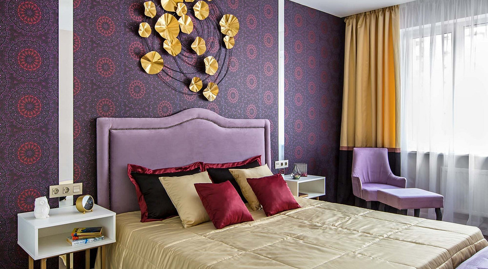 В спальне родителей над спинкой кровати яркое панно из латуни и проволоки, 
как и в гостиной (исполнено по эскизу автора проекта), а панели розеток и выключателей наложены на зер­кальный...