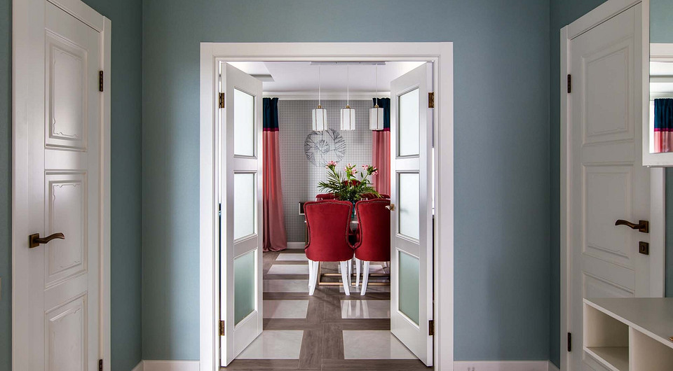 В просторной прихожей все умеренные контрасты рассчитаны на создание выразительного ритмического рисунка, который продолжается в студии