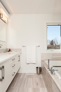 Натяжной потолок в ванной комнате: плюсы и минусы