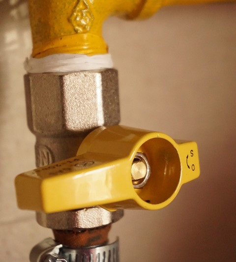 Убедитесь, что проводники горячего водоснабжения хорошо выдерживают высокую температуру. Также все переходники с горячей водой должны быть изготовлены из одного материала, чтобы при нагре. 