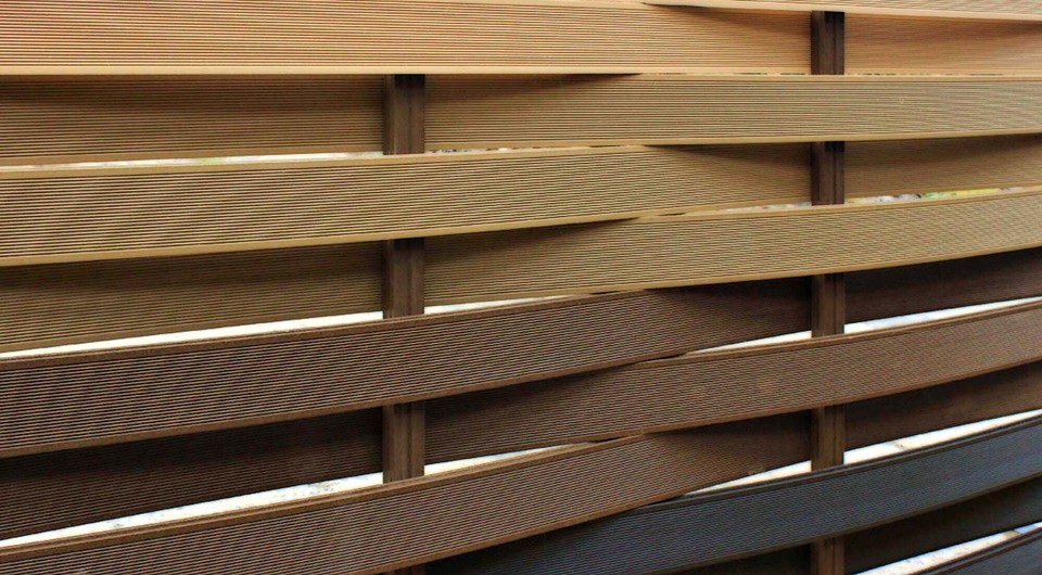 Забор «плетёнку» можно построить как из традиционных материалов, так и из тонких композитных панелей