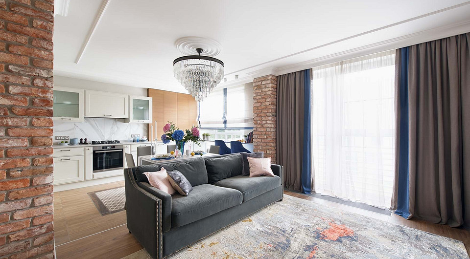 В студии в пандан к несущему выступу стены «достроили» такой же пилон у стены напротив, и оба отделали антикварным кирпичом. Диван в гостиной раскладной, а дверные филёнки из...