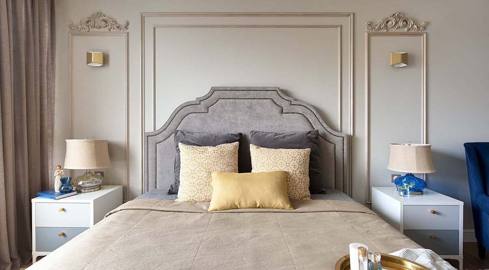 В родительской спальне стена, к которой примыкает кровать, оформлена патинированными тонкими молдингами и дополняющими их декоративными элементами: раскладки имитируют  буазери. В со...