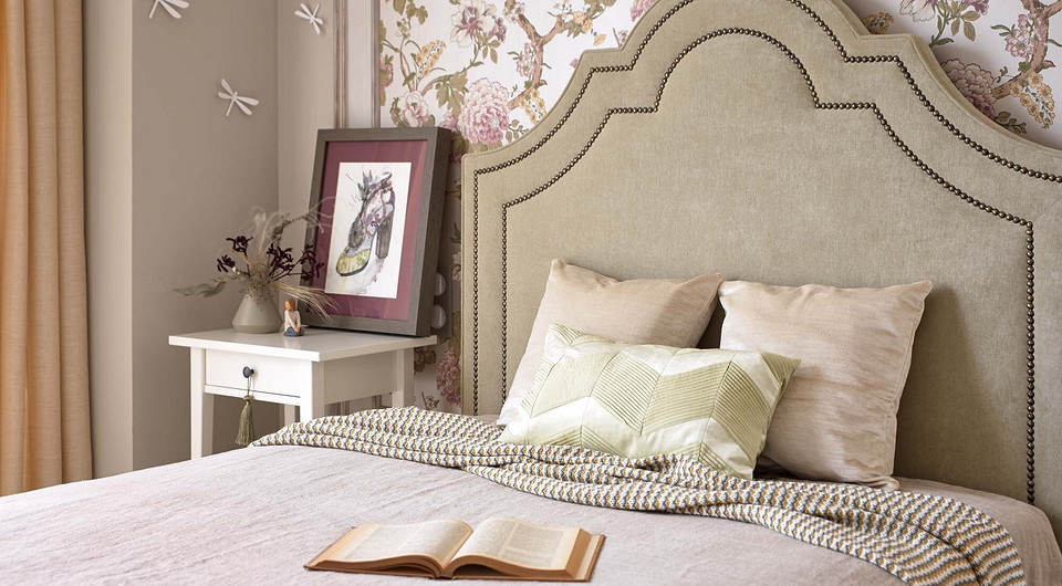 В одной из девичьих и в спальне родителей ― кровати с мягкой спинкой и тканевой обивкой, украшенной декоративными гвоздиками, создают особый уют