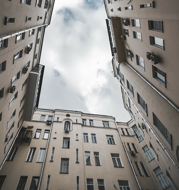 В домах серии 606, с которых начинается история советской панели, вертикальные габариты составляют 2,7 метра. 137 серия отличается свой просторностью. В них большие не только кухни и. 