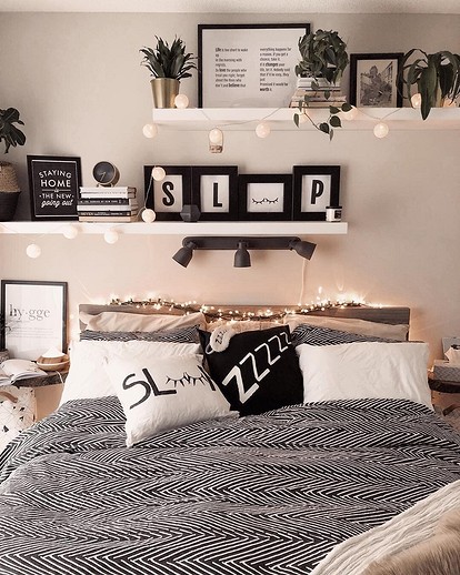 Полки в интерьере спальни: варианты дизайна и расположения