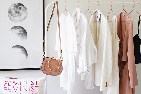 Обустраиваем открытую гардеробную: 6 видов вешалок и советы для правильного хранения