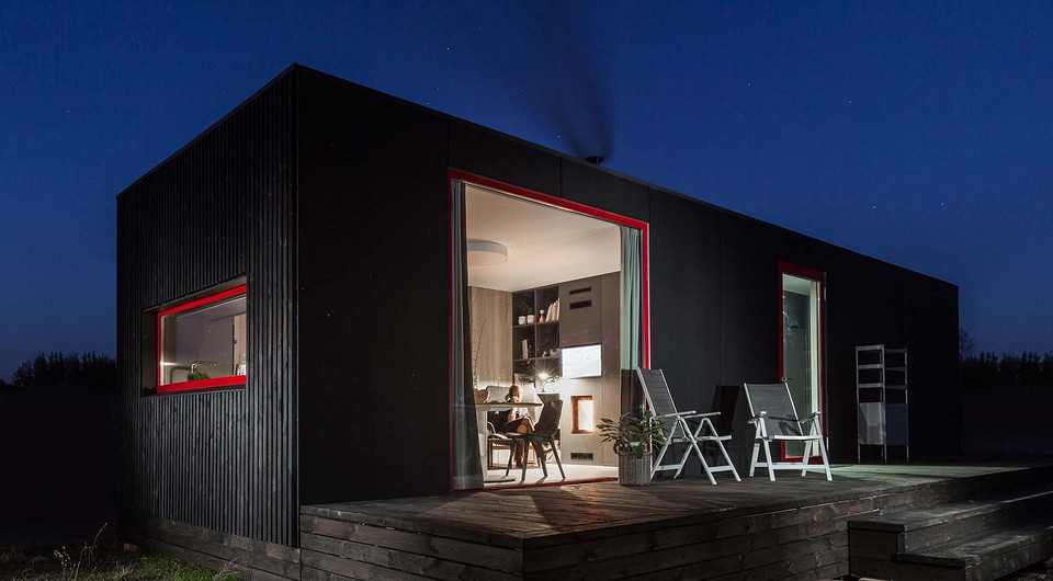 Размеры мобильной постройки (ширина 4 м, длина 12,5 м, высота 3,3 м) не превышают максимально допустимых габаритов грузоперевозок по дорогам без сопровождения ГИБДД. После доставки и уста...