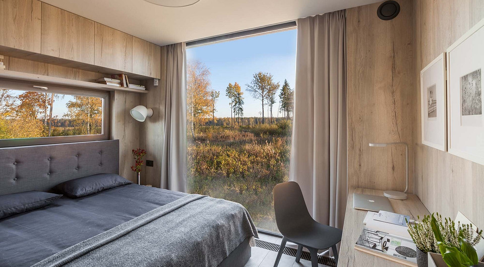 Многочисленные панорамные окна служат своего рода прозрачными стенами, сквозь которые открываются живописные пейзажи. Для возможности уединения и отдыха в вечернее время в приватном помещ...