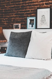 6 способов застелить кровать так, чтобы она украсила спальню