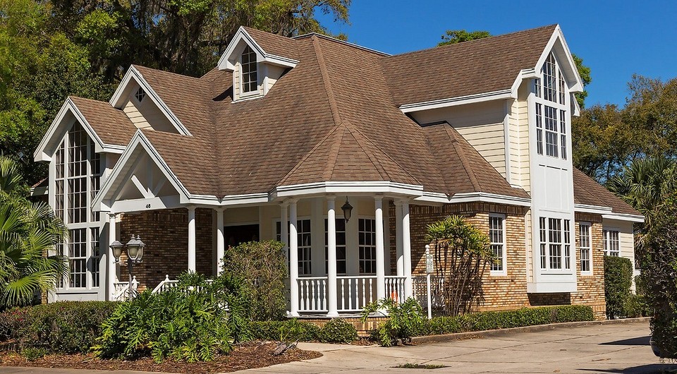 Чем лучше крыть крышу в частном доме: обзор плюсов и минусов материалов