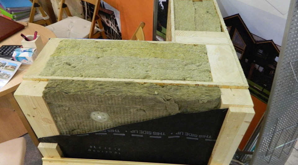 Утеплитель внутри стен иногда затягивают пергамином, но  этот материал непрочен и не слишком долговечен