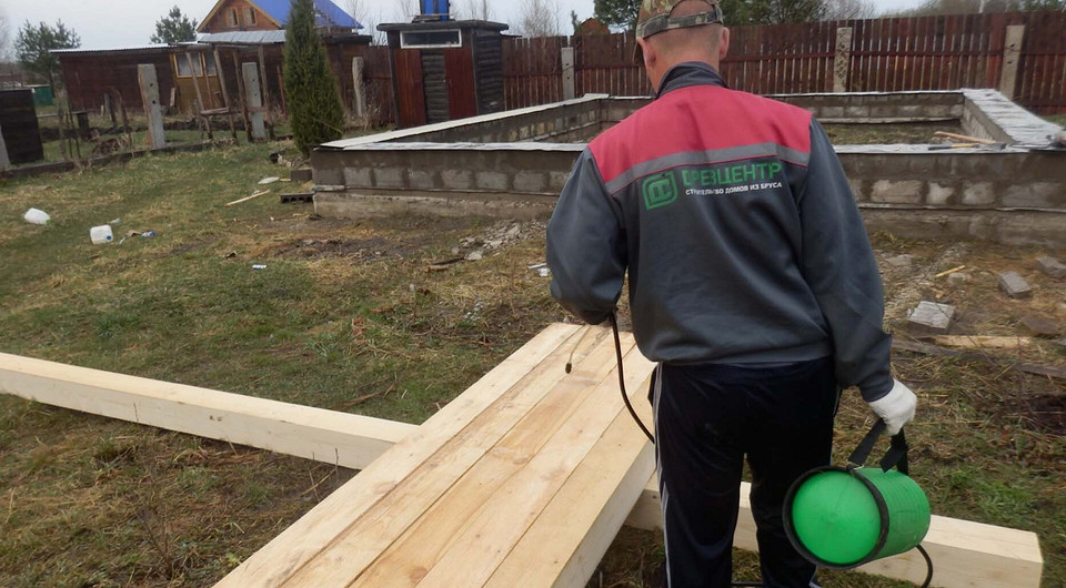 Брус и доски для перекрытия и пола первого этажа цокольного лучше обработать дважды — до и после сборки конструкции