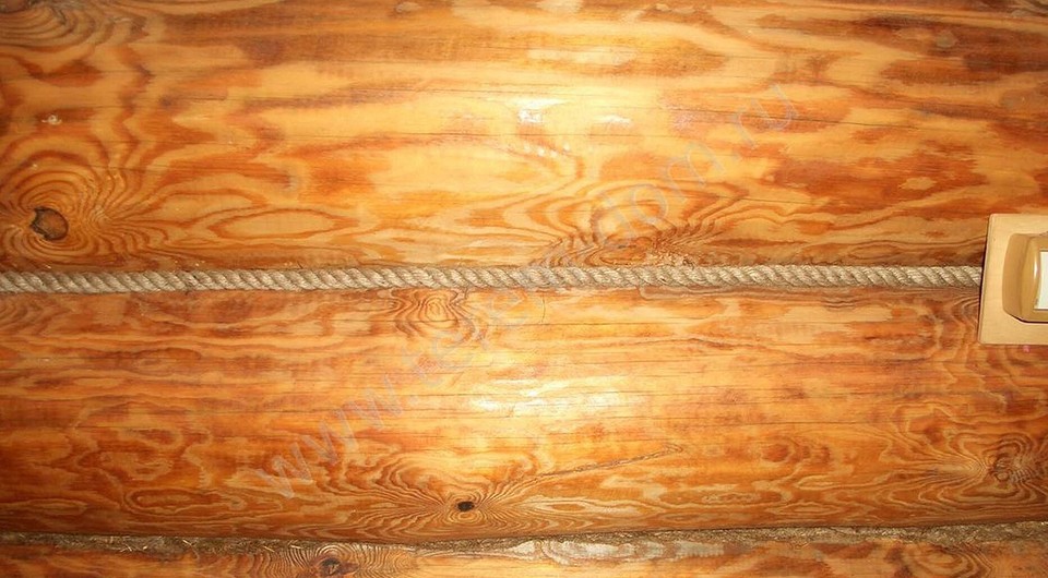 Наружный слой пакли в швах нужно пропитать льняным маслом, олифой или иным защитно-декоративным составом, не помешает также  пробить швы канатом. Эти меры предотвратят выдувание упло...