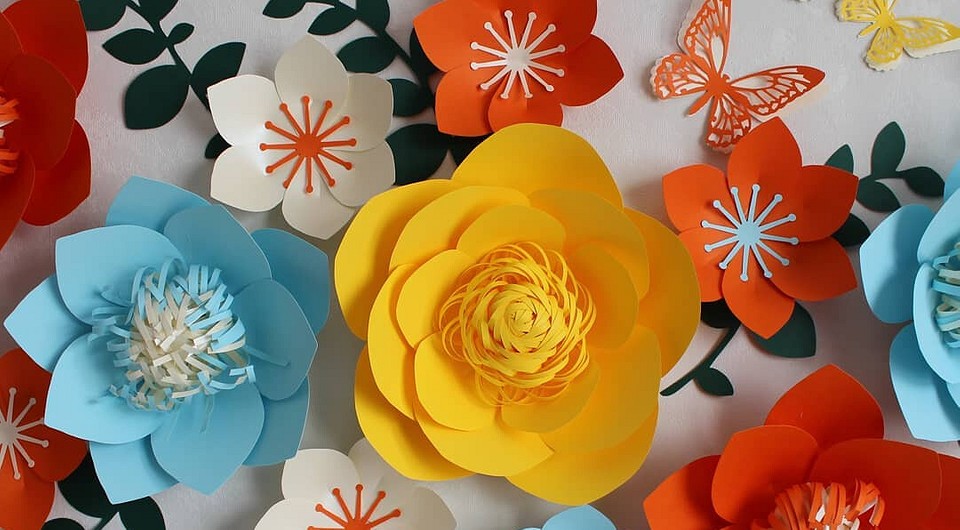 Цветы из бумаги на стену своими руками: как сделать, из какого материала
