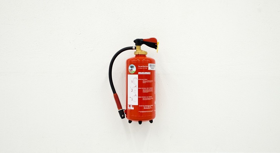 Компактный аэрозольный огнетушитель уместен, например, рядом с плитой, где может вспыхнуть масло или рукавица-прихватка.