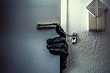 6 способов защитить квартиру от взлома, пока вы отдыхаете на даче