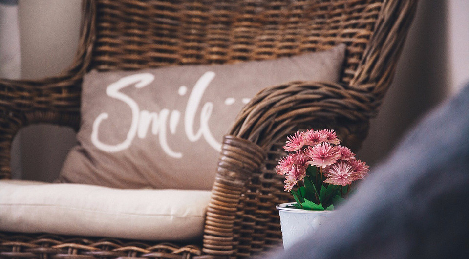 9 плетеных предметов мебели и аксессуаров для уютного летнего интерьера