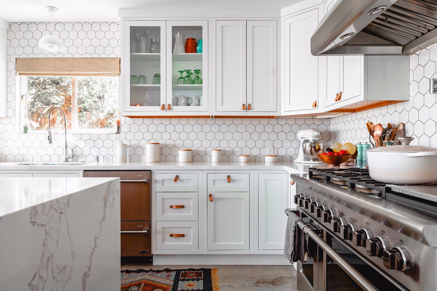 Выбираем фартук для белой кухни: 5 популярных вариантов и удачные цветовые сочетания
