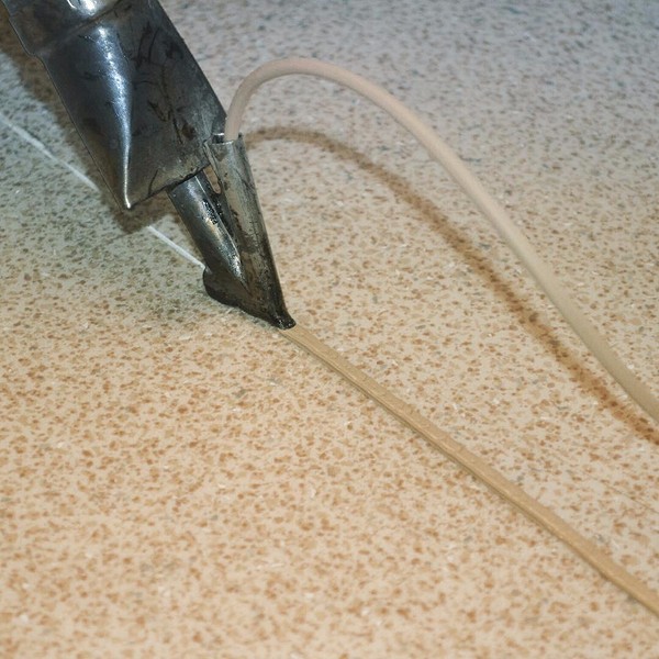 Прирезку стыков делают на вторые или третьи сутки, когда материал окончательно высохнет и по нему можно будет ходить. Далее швы обрабатывают специальной силиконовой сваркой, чтобы избежат. 