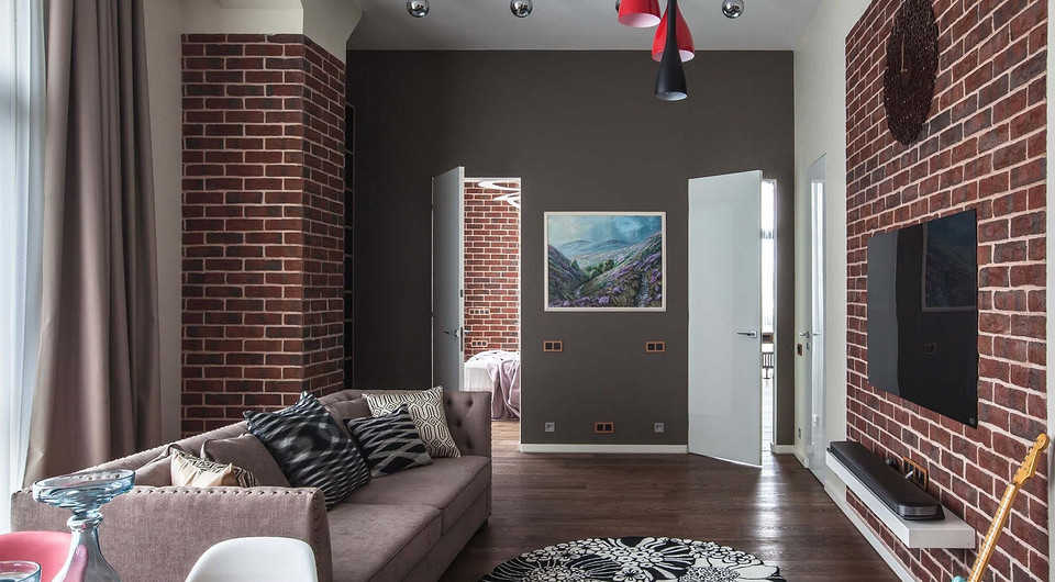 В гостиной монтаж экрана телевизора потре­бовал предельно ровной и гладкой поверхности. Выступающие из стен несущие опоры «одели в кирпич», в верхней части каждую украсили...