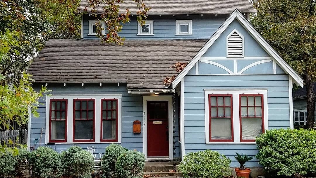 Какой краской покрасить старый дом снаружи