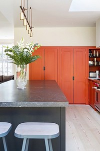 Оранжевая кухня в интерьере: разбираем плюсы, минусы и удачные цветовые сочетания