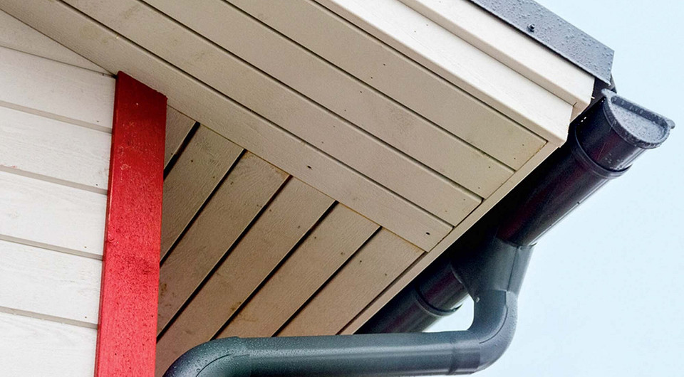 Широкие карнизные свесы и правильно смонтированные водостоки позволят избежать намокания цоколя при дожде и таянии снега. Зазоры между досками подшивки нужны для доступа воздуха в систему...