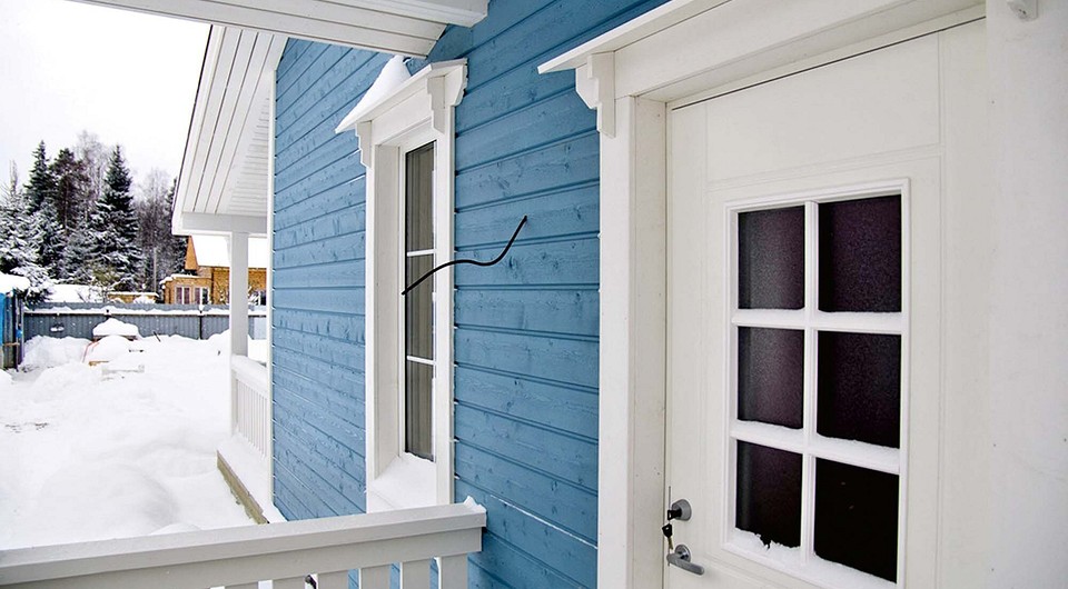 Отделка имитацией бруса, широкие наличники под старину с карнизами-сандриками, дощатые балюстрады, оконные переплёты —благодаря этим материалам и архитектурным элементам каркасный д...