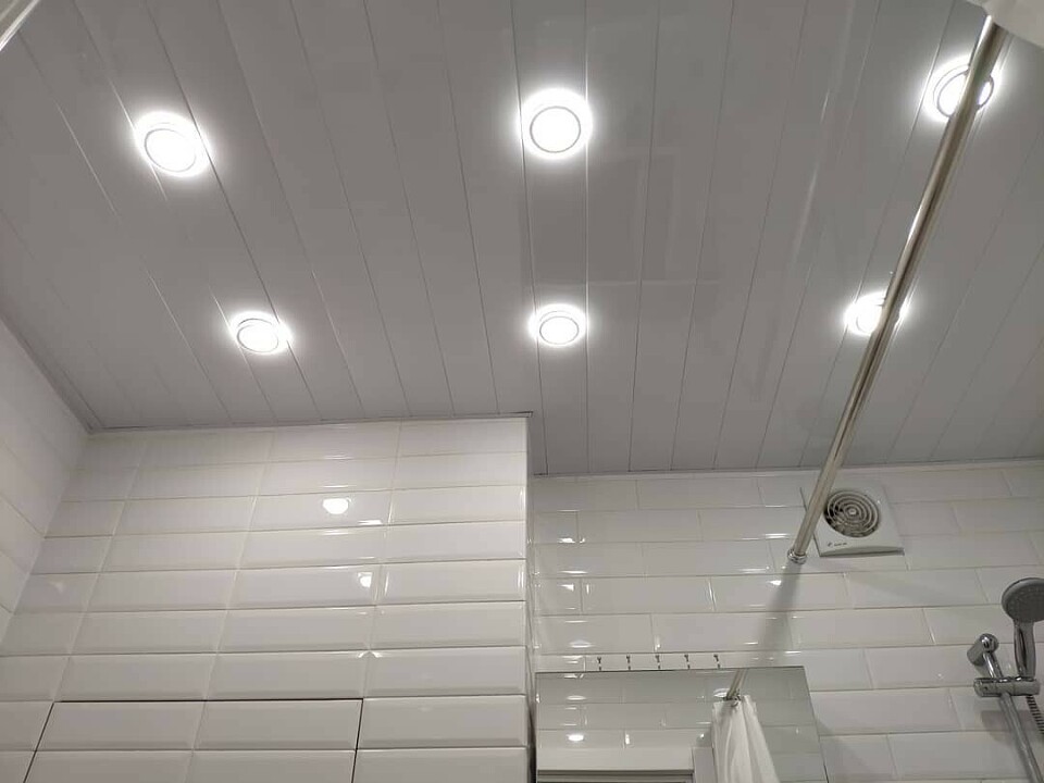 Как сделать потолок в ванной из пластиковых панелей