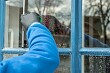 Как помыть окна снаружи на высоком этаже: проверенные способы и правила безопасности
