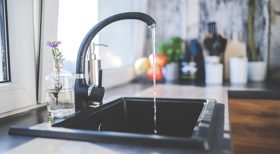 Водоснабжение кухни: разводка труб и подключение к канализации