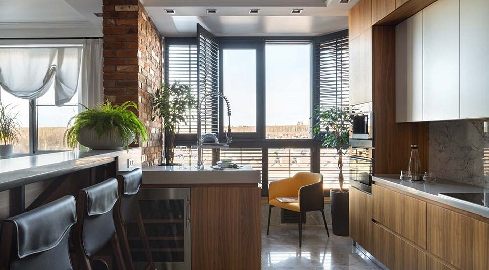 Установленная на рабочем полуострове мойка снабжена высоким бортиком, защищающим от брызг.